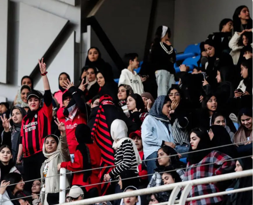 عکس/ اولین حضور زنان تماشاگر در ورزشگاه امام رضا(ع) مشهد