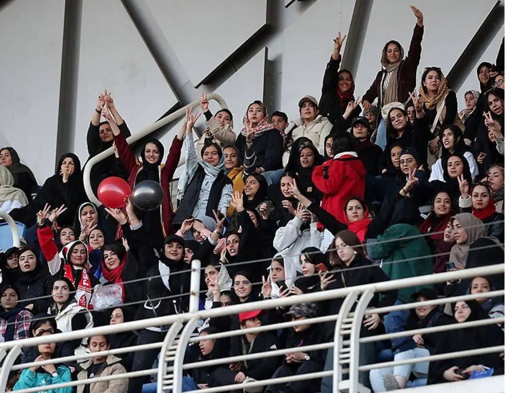 عکس/ اولین حضور زنان تماشاگر در ورزشگاه امام رضا(ع) مشهد