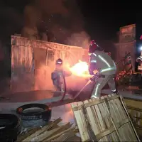 آتش سوزی انبار کاشی و سرامیک در مشهد با یک مصدوم