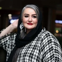 تصاویر نعیمه نظام‌دوست با پالتوی چهارخانه و لبخند همیشگی