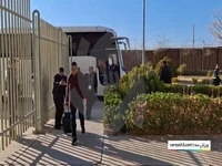 لحظه ورود تیم پرسپولیس و شمس آذر به ورزشگاه