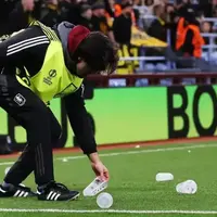 ستاره استون ویلا قربانی خشونت هواداران حریف شد