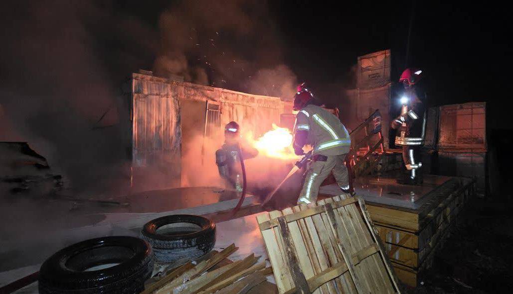 آتش سوزی انبار کاشی و سرامیک در مشهد با یک مصدوم