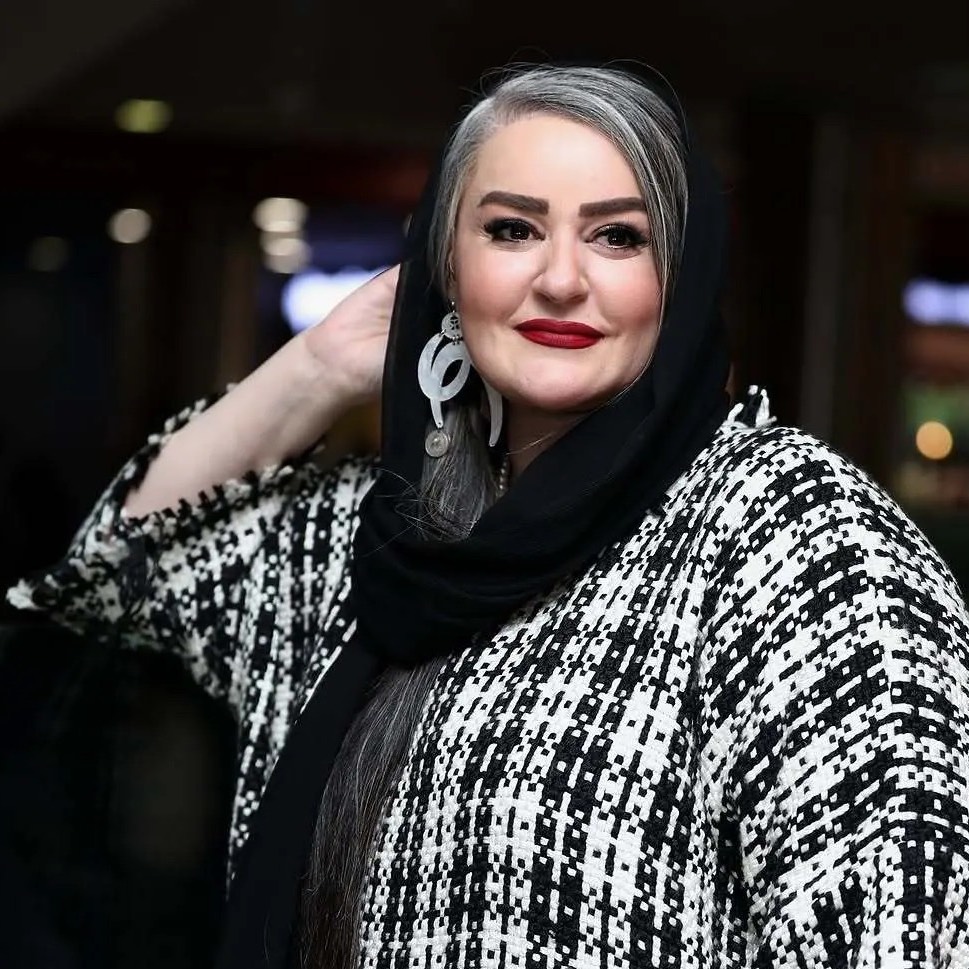 تصاویر نعیمه نظامدوست با پالتوی چهارخانه و لبخند همیشگی