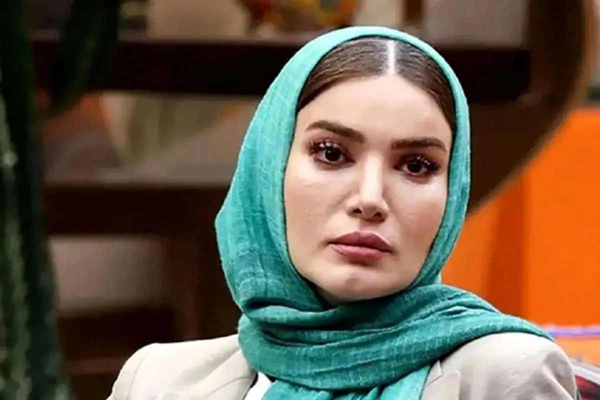 استایل پاییزی متین ستوده با کلاه کپ و کت‌شلوار