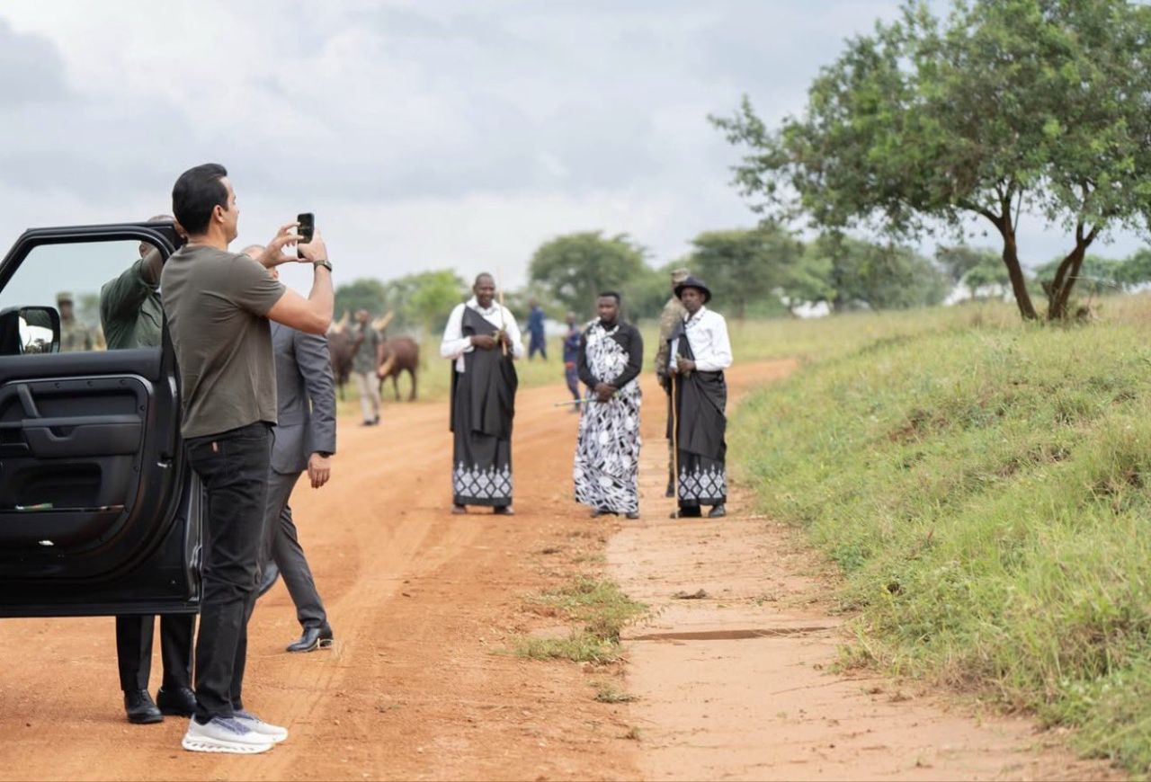  پوشش متفاوت امیر قطر در آفریقا 