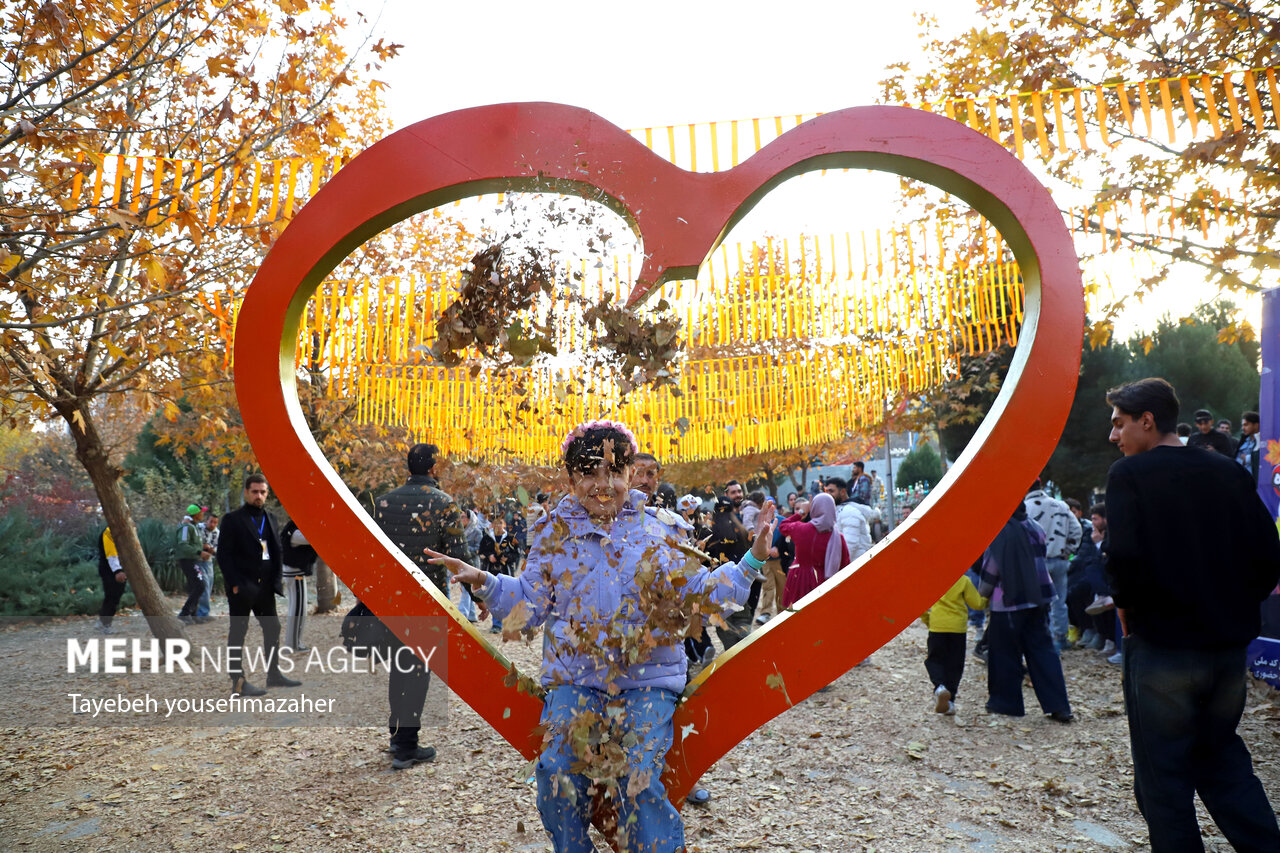 جشنواره برگریزان هگمتانه در همدان