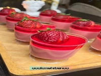 دسر توت فرنگی از روی هر غذایی میچسبه