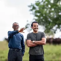  پوشش متفاوت امیر قطر در آفریقا 