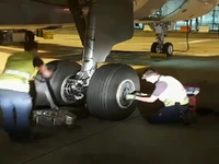 تایم لپس جالب از فرایند تعویض چرخ هواپیما!