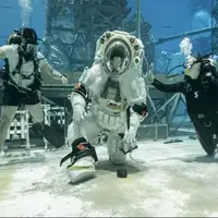 فضانوردان ناسا با لباس فضایی جدید به آب زدند