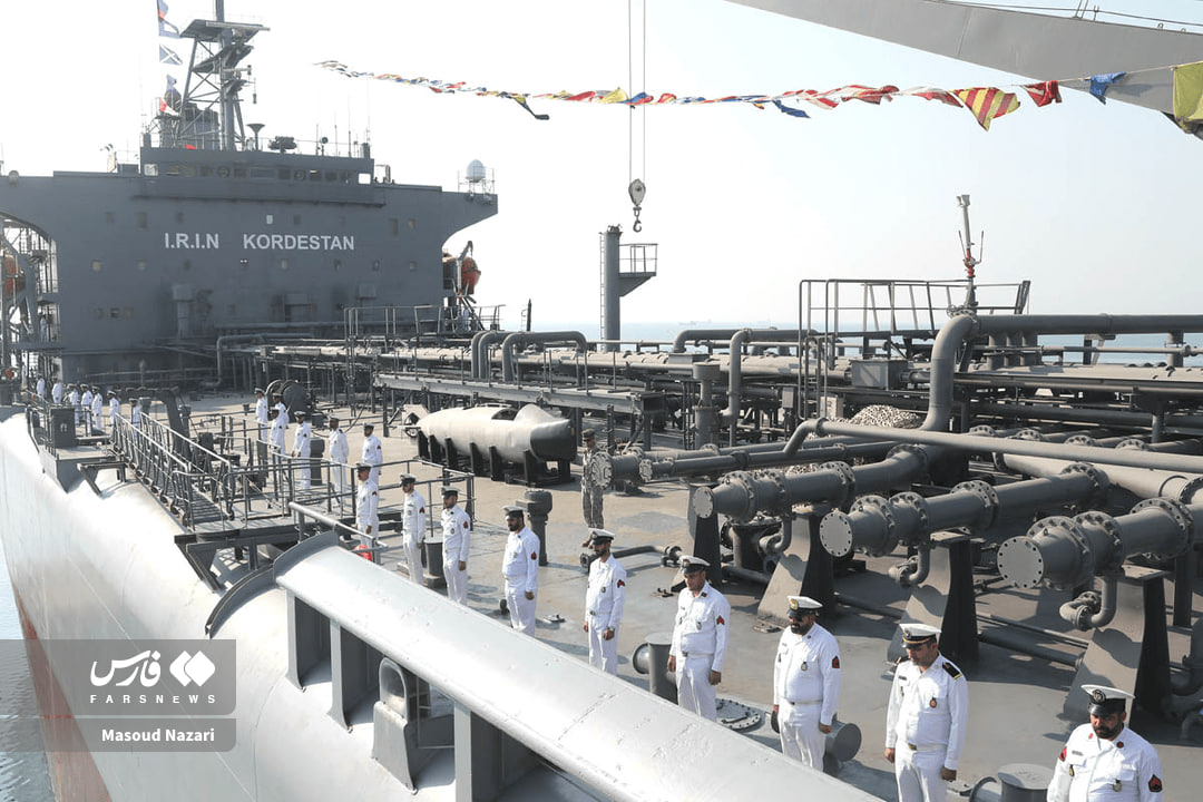 عکس/رونمایی و الحاق ناوشکن و پایگاه شناوری جدید به نیروی دریایی ارتش