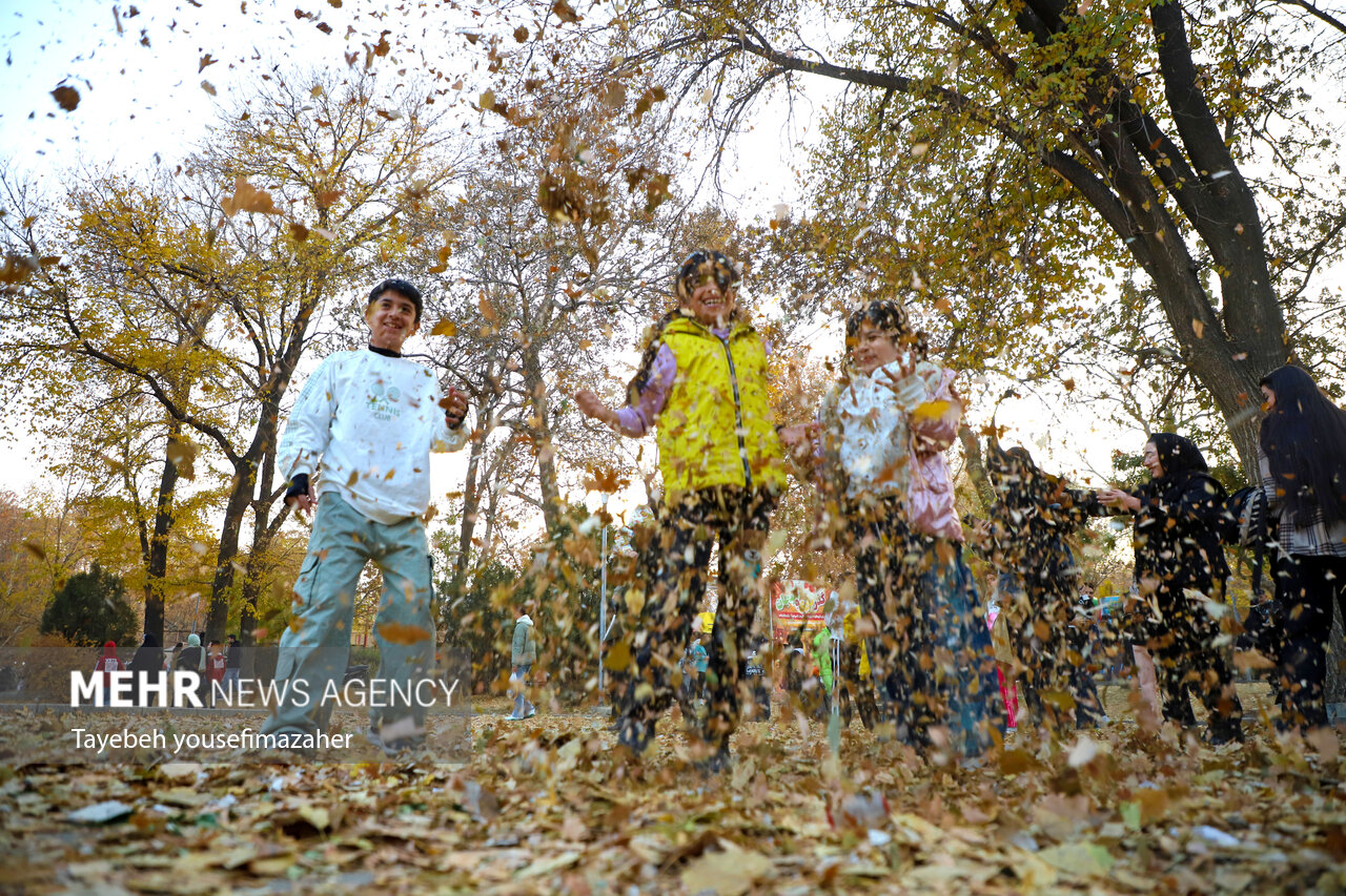 جشنواره برگریزان هگمتانه در همدان