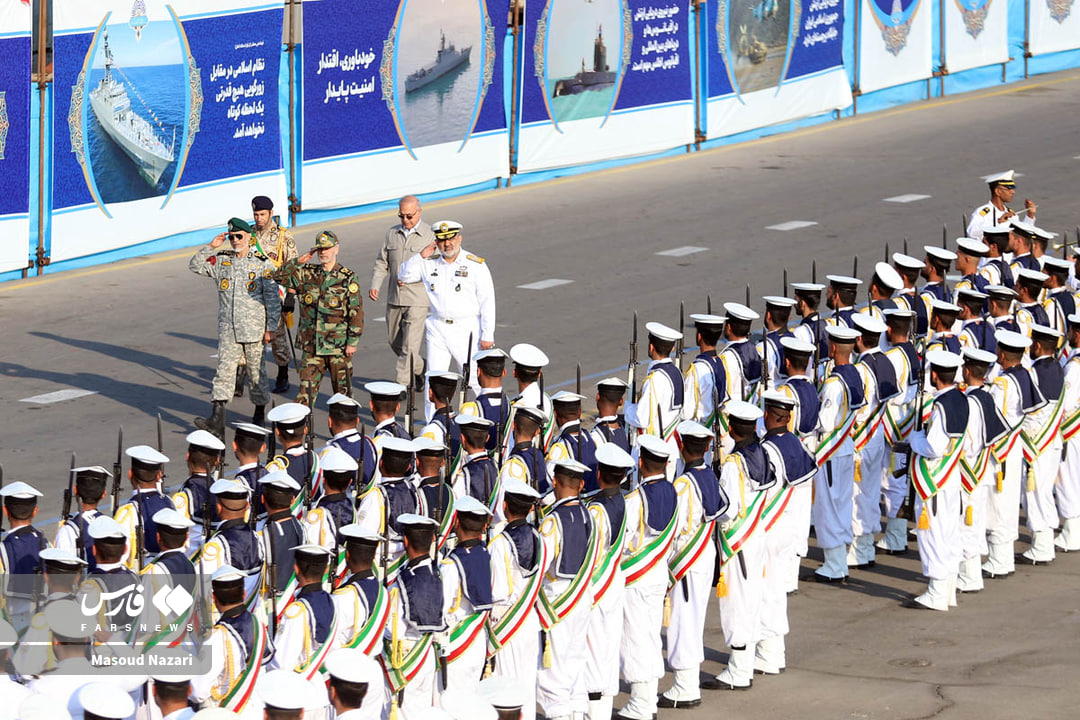 عکس/رونمایی و الحاق ناوشکن و پایگاه شناوری جدید به نیروی دریایی ارتش