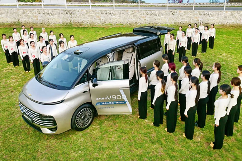 جیلی گلکسی V900 با جای دادن ۴۲ نفر، رکورد گینس را شکست!