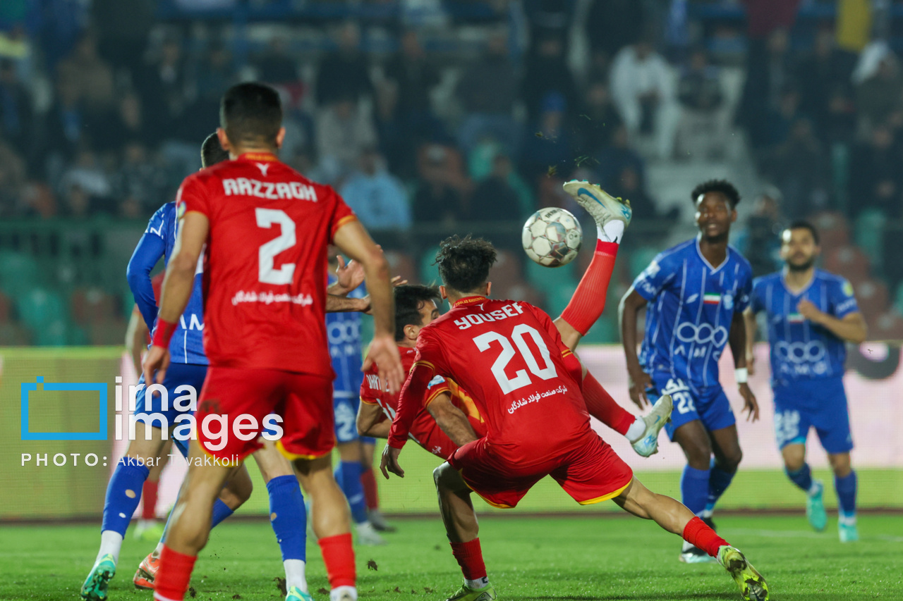 دیدار تیم‌های استقلال و فولاد