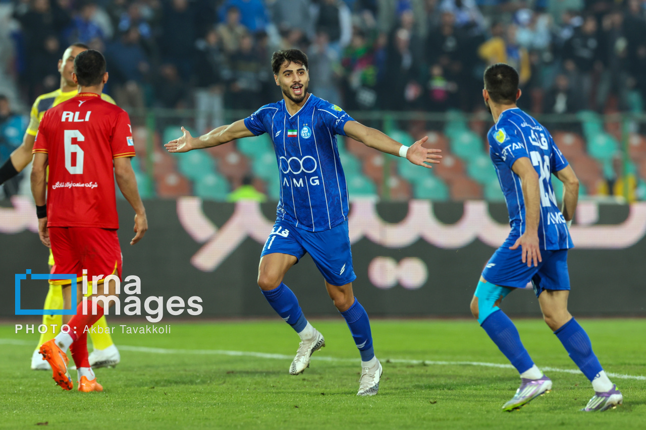 دیدار تیم‌های استقلال و فولاد