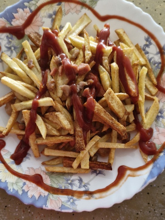 از شما/ناهار بنده 😊 سیب زمینی و سوسیس سرخ شده