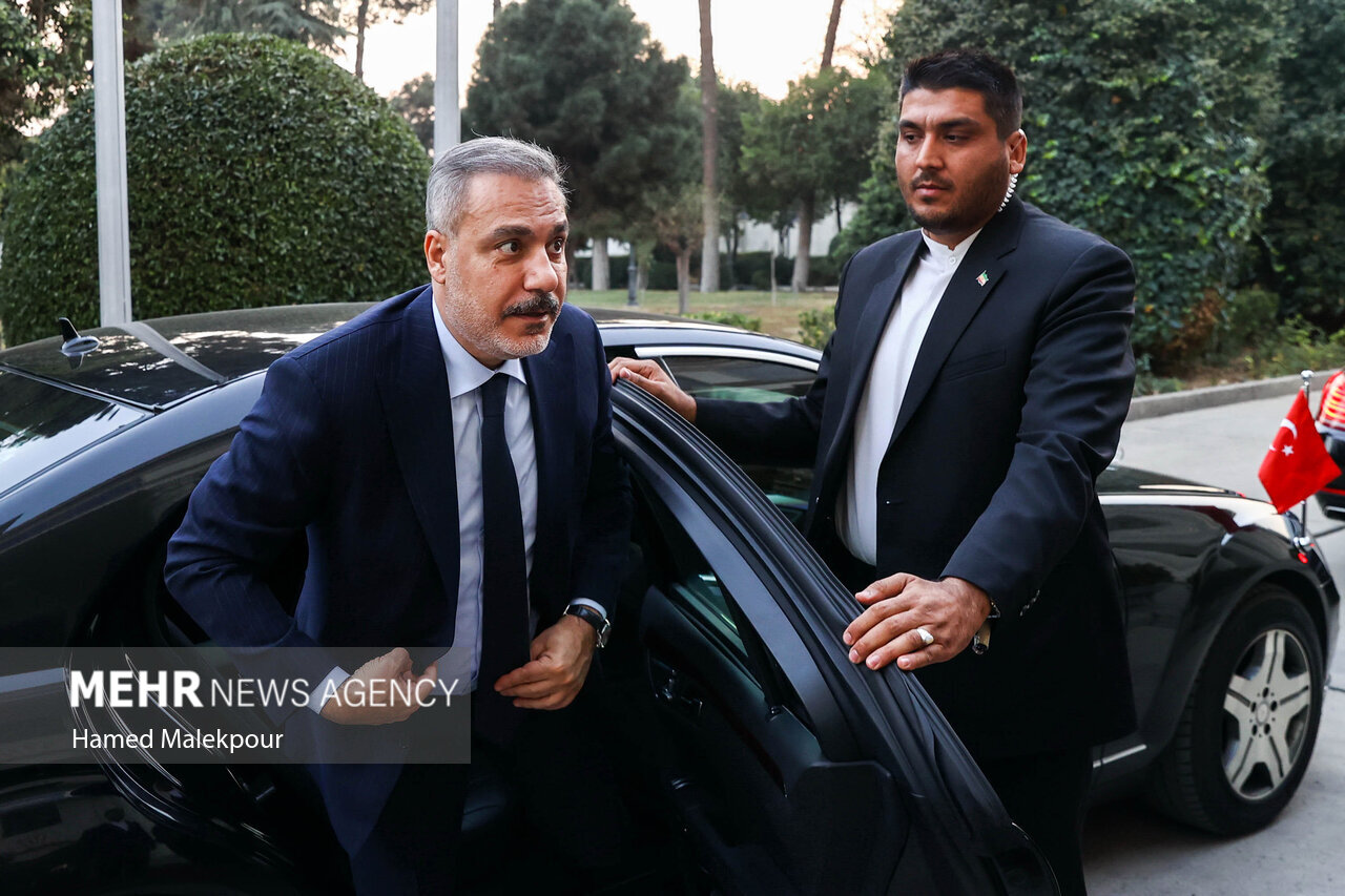 عکس/ دیدار وزیر امور خارجه ترکیه با رئیس مجلس شورای اسلامی