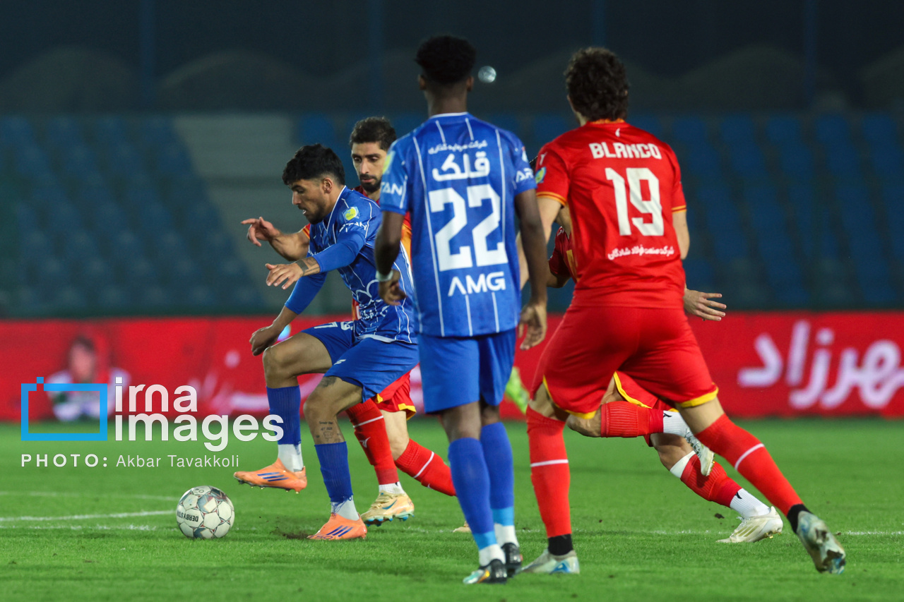 دیدار تیم‌های استقلال و فولاد