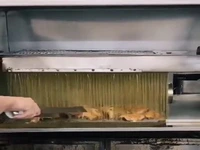 شیوه‌ی سرخ کردن مرغ با آبشار روغن داغ در ویتنام!