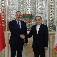 استقبال عراقچی از وزیر خارجه ترکیه در محل وزارت خارجه