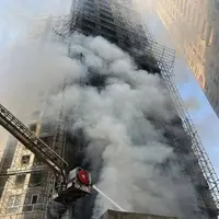 نجات بیش از ۳۰ نفر از آتش‌سوزی برج ۲۰ طبقه در حال ساخت 