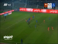 ضربه سر بازیکن فولاد به تیر دروازه استقلال برخورد و در ادامه آفساید اعلام شد