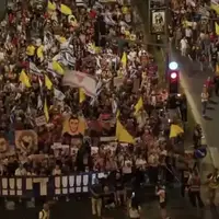 تجمع صهیونیست‌ها مقابل منزل رئیس حکومت جعلی اسرائیل