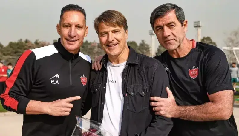 دسته‌گل سرخ برای بدرقه مربی آلمانی پرسپولیس