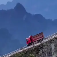 جاده ترسناک در کوهستان‌های چونگ‌چینگ چین