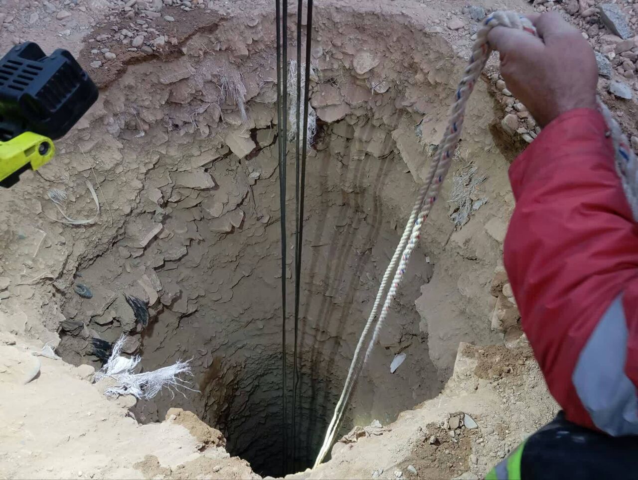 سقوط مرگبار مرد ۵۳ ساله در چاه ۱۳۰ متری