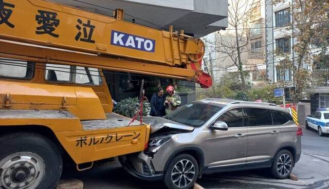 مرگ راننده جرثقیل ۲۵ تنی در حادثه صبحگاهی تهران 