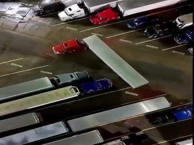 مهارت حرفه‌ای راننده تریلی در پارک معکوس با دقت بالا