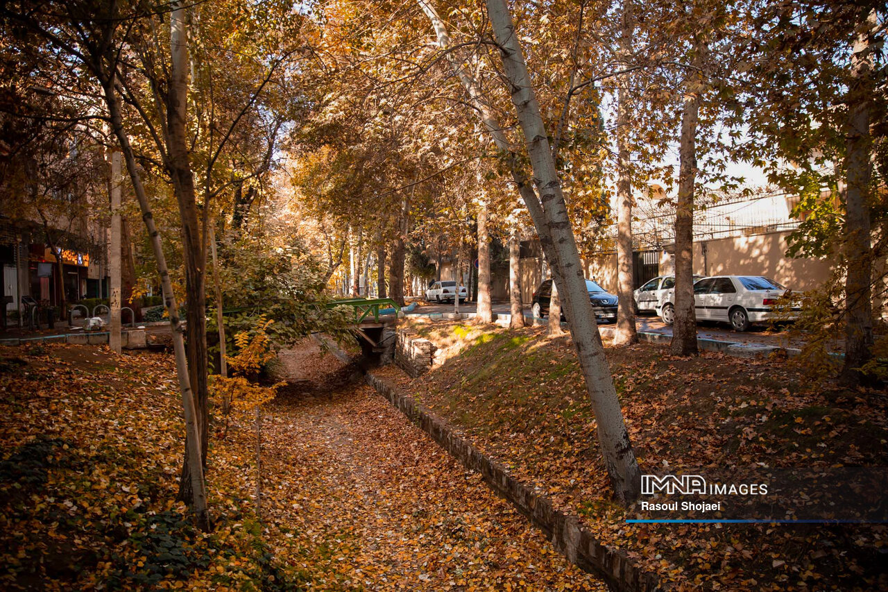 پاییز هزار رنگ اصفهان با زاینده رودی در حسرت آب