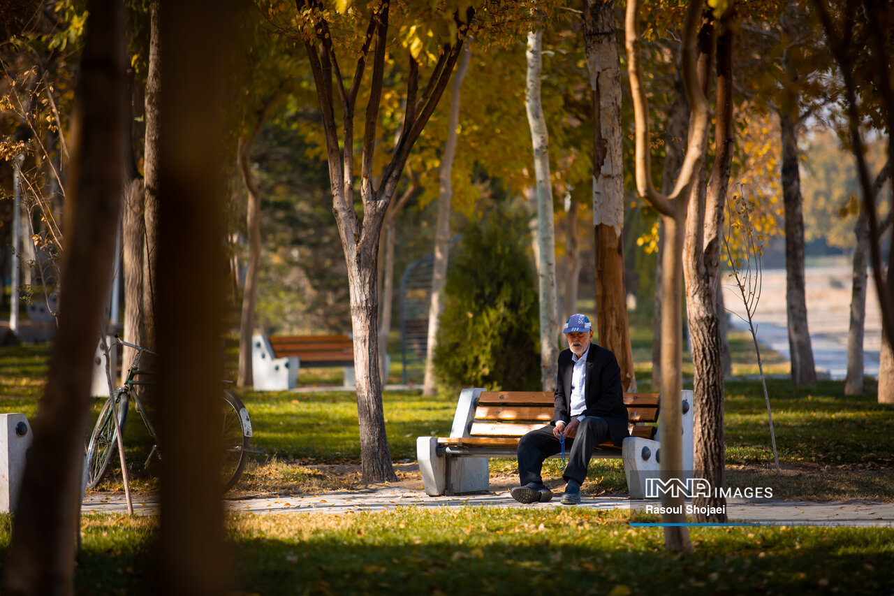 پاییز هزار رنگ اصفهان با زاینده رودی در حسرت آب