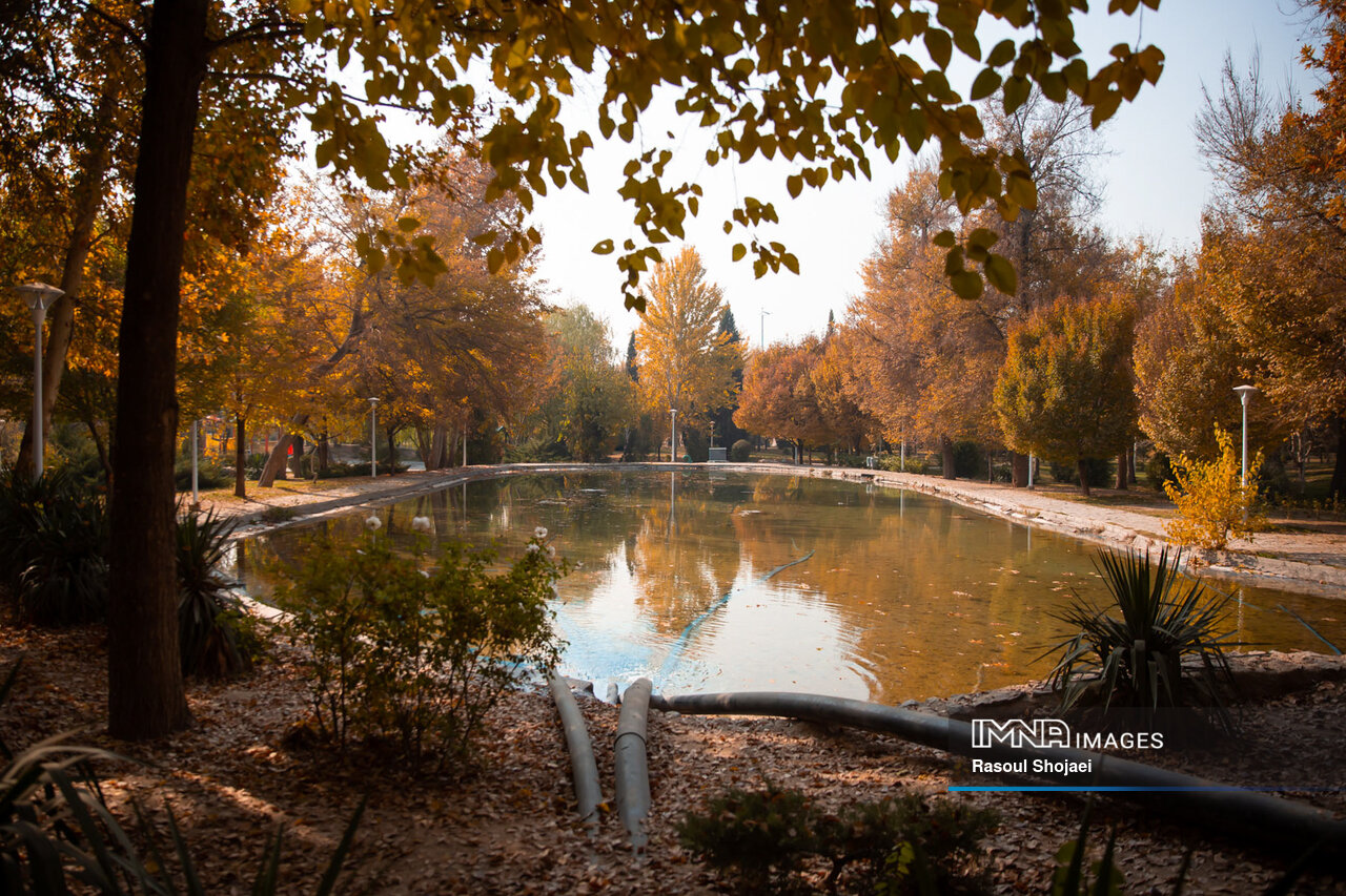 پاییز هزار رنگ اصفهان با زاینده رودی در حسرت آب