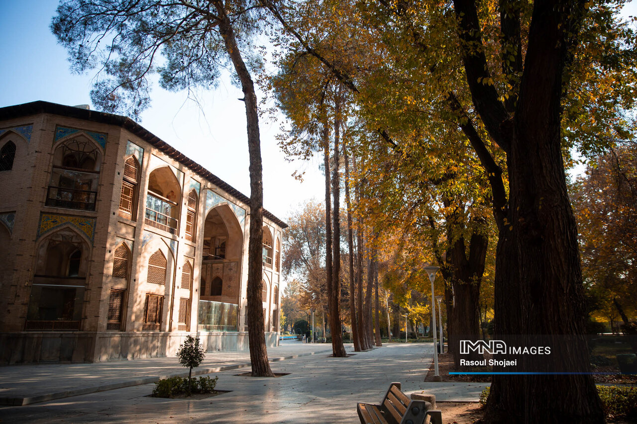 پاییز هزار رنگ اصفهان با زاینده رودی در حسرت آب