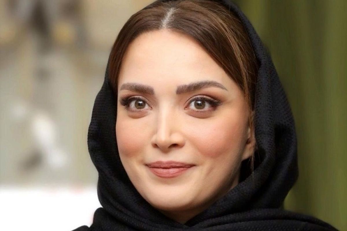 ژست خوشحال بهنوش طباطبایی در کنار یک شتر