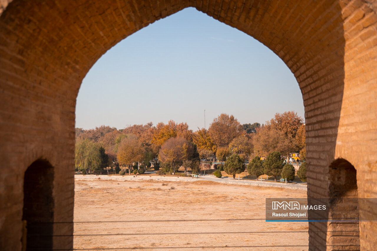 پاییز هزار رنگ اصفهان با زاینده رودی در حسرت آب