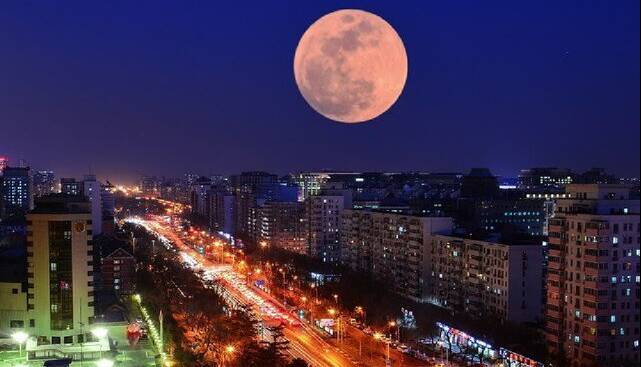 طلوع سومین اَبَرماه سال و همنشینی با سیاره سبز-آبی در سایه آلاینده‌های مزاحم هوا