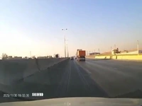 ورود نیسان آبی به لاین مخالف اتوبان و تخریب نیوجرسی بتنی!