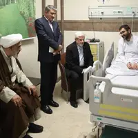 عیادت معاون دفتر رهبر انقلاب و عارف از سقاب اصفهانی