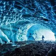 غارهای یخی با رنگ آبی فیروزه ای روشن