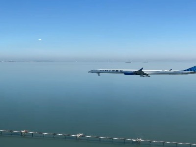 صحنه‌ای کم‌نظیر از آسمان؛ فرود همزمان دو هواپیما!