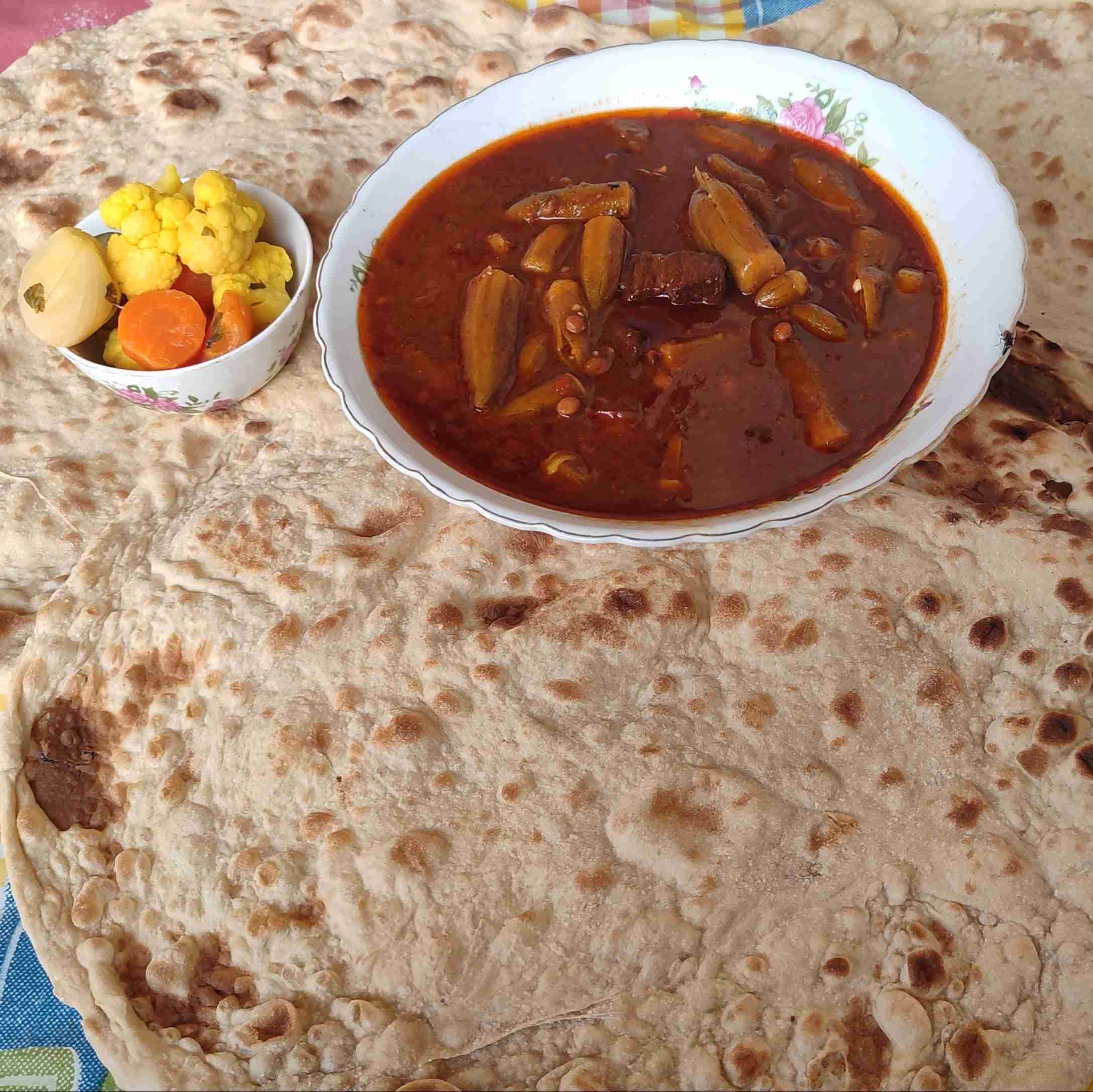 تایم ناهار..خورشت بامیه ،نون تازه پخت وترشی خونگی..😋.....نوش نگاهتان 🍁🌻🌻🌻🌻🌻🌻🍁