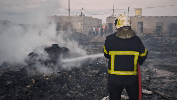 مهار حریق گسترده انبار ضایعات در روستای تل‌سیاه