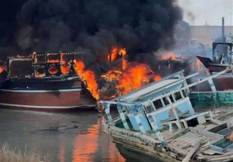مهار آتشسوزی یک فروند شناور باربری در اسکله کیش
