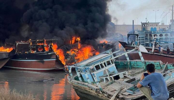 مهار آتش‌سوزی یک فروند شناور باربری در اسکله کیش