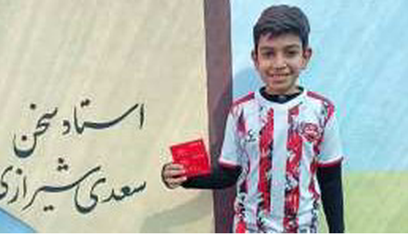 دانشآموز لاری پساندازش را برای خرید نیمکت مدرسه اهدا کرد